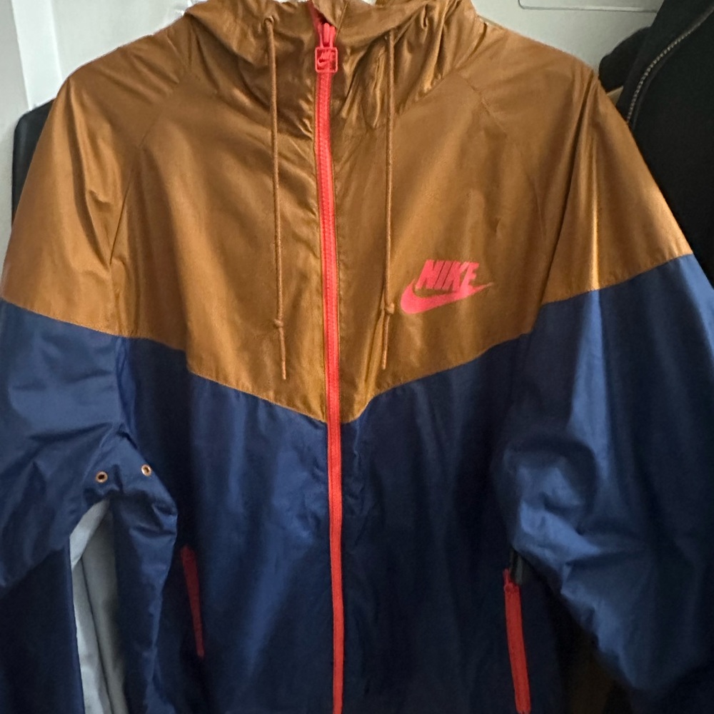 Nike Windrunner XL small snag above logo